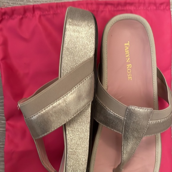 Excellent condition Taryn Rose footbed sandal - Picture 2 of 9